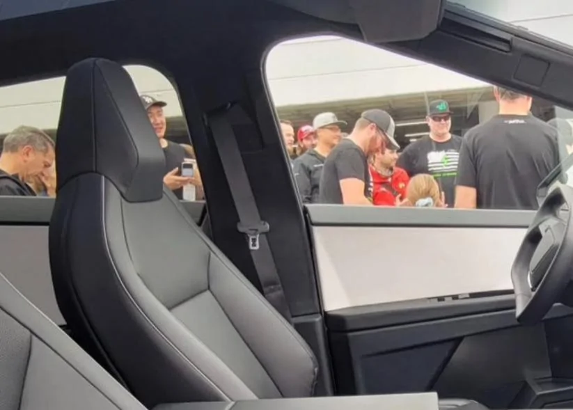 Tesla Cybertruck 📣 News! Cybertruck deliveries on track for this year, sub-19 ft length + 6 ft bed length ++ lots of pics from deck! sbFVl7X