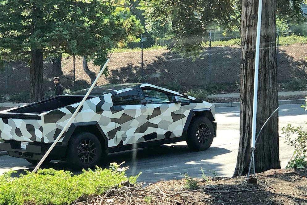 Tesla Cybertruck Video: Cybertruck followed on streets for 1:40+  (July 20) pmlfh1sj0kdb1