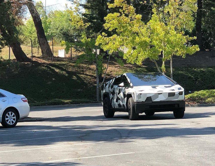 Tesla Cybertruck Video: Cybertruck followed on streets for 1:40+  (July 20) y3mqu1sj0kdb1