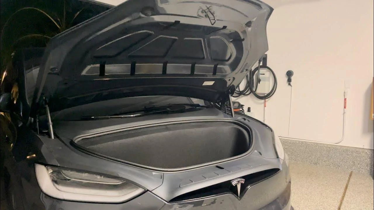 Tesla Cybertruck Cybertruck Front Casting Analysis (and Frunk Implications) - 3 vs 2 Chickens 0F21F986-FECA-4177-A4CC-FFB8CBB3769B