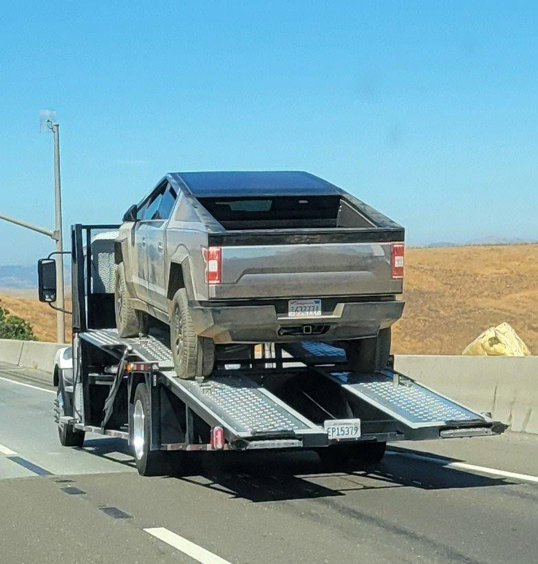 Tesla Cybertruck Cyber F-150 Truck Riding on High Suspension Height! F2D9khabQAAV7Yo