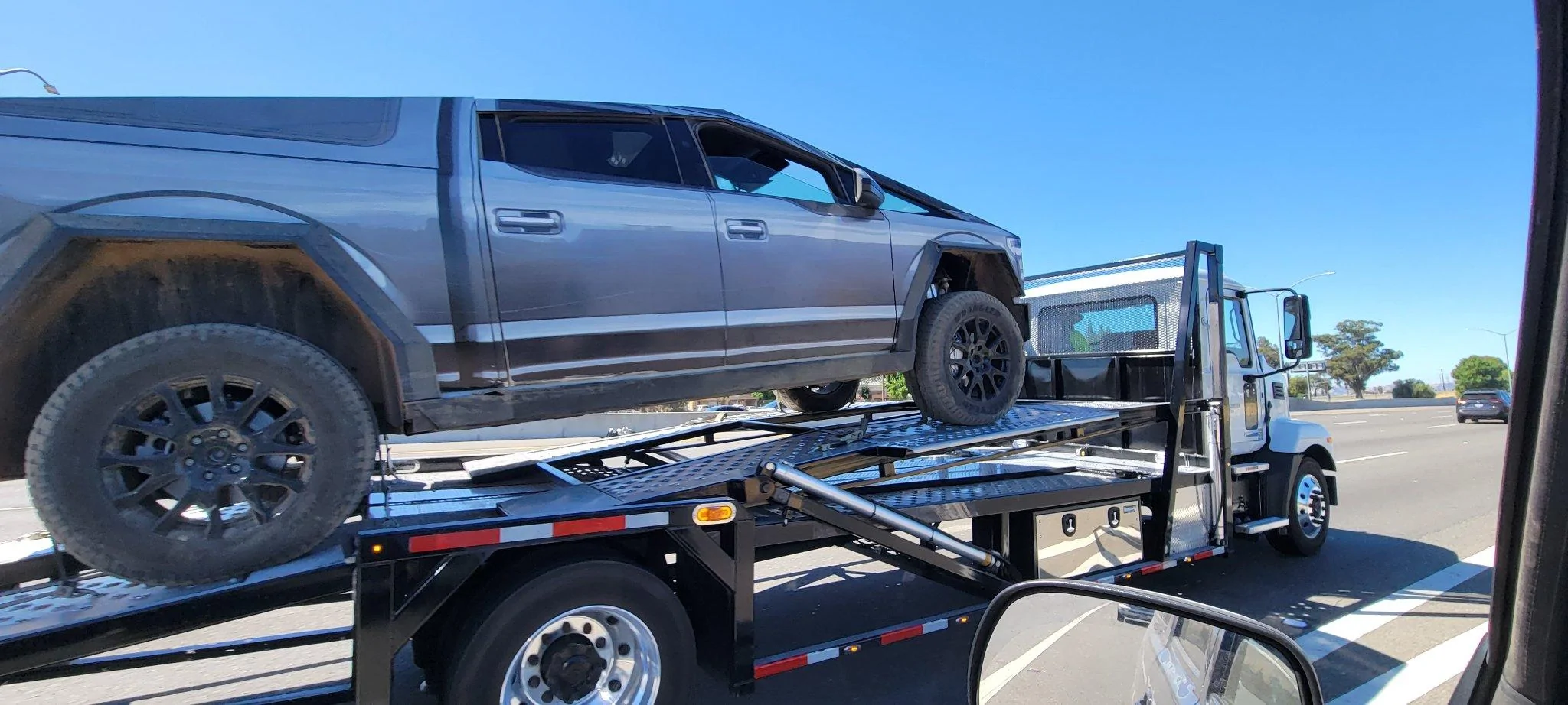 Tesla Cybertruck Cyber F-150 Truck Riding on High Suspension Height! F2D9khbaYAEJ2Uq