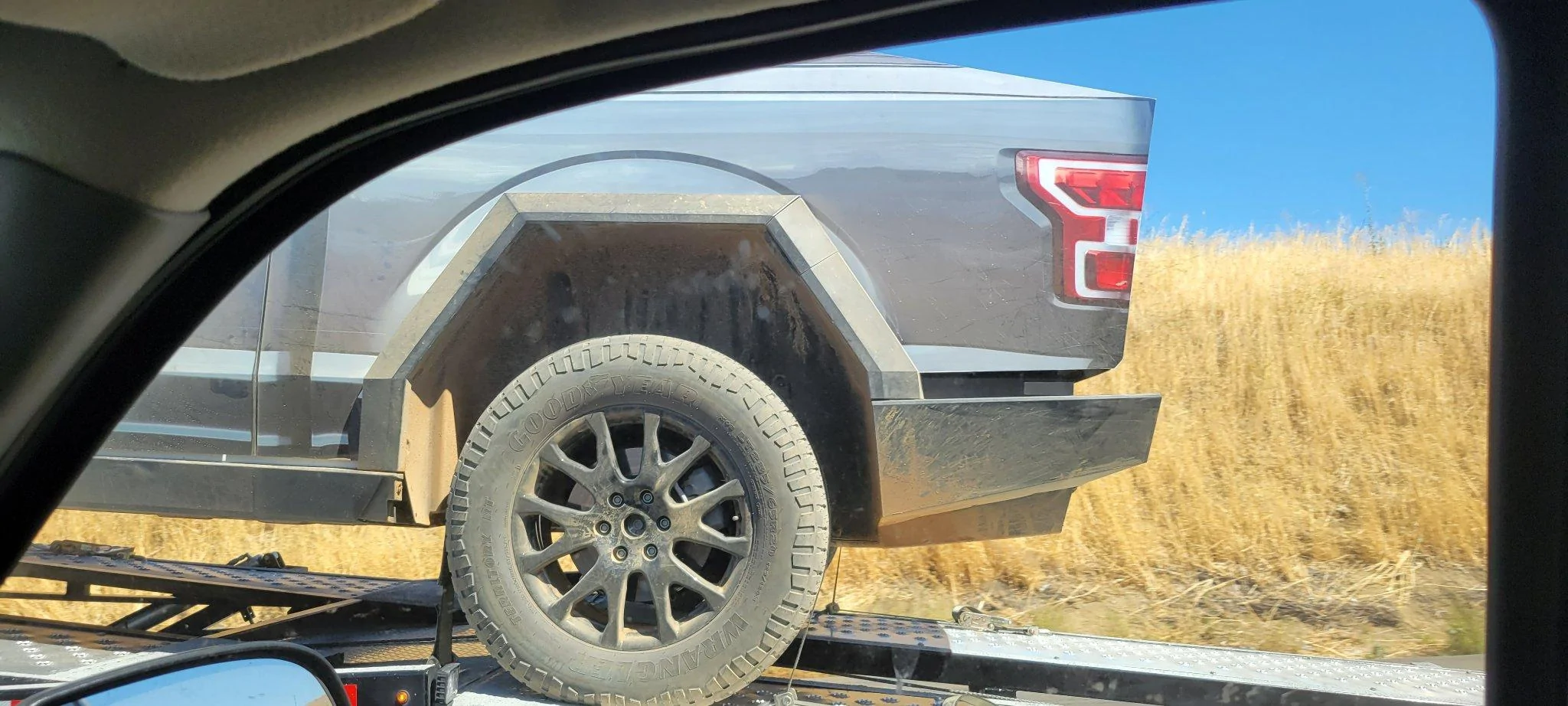 Tesla Cybertruck Cyber F-150 Truck Riding on High Suspension Height! F2D9khYbcAAFKn0