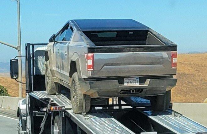 Tesla Cybertruck Cyber F-150 Truck Riding on High Suspension Height! F2D9khabQAAV7Yo