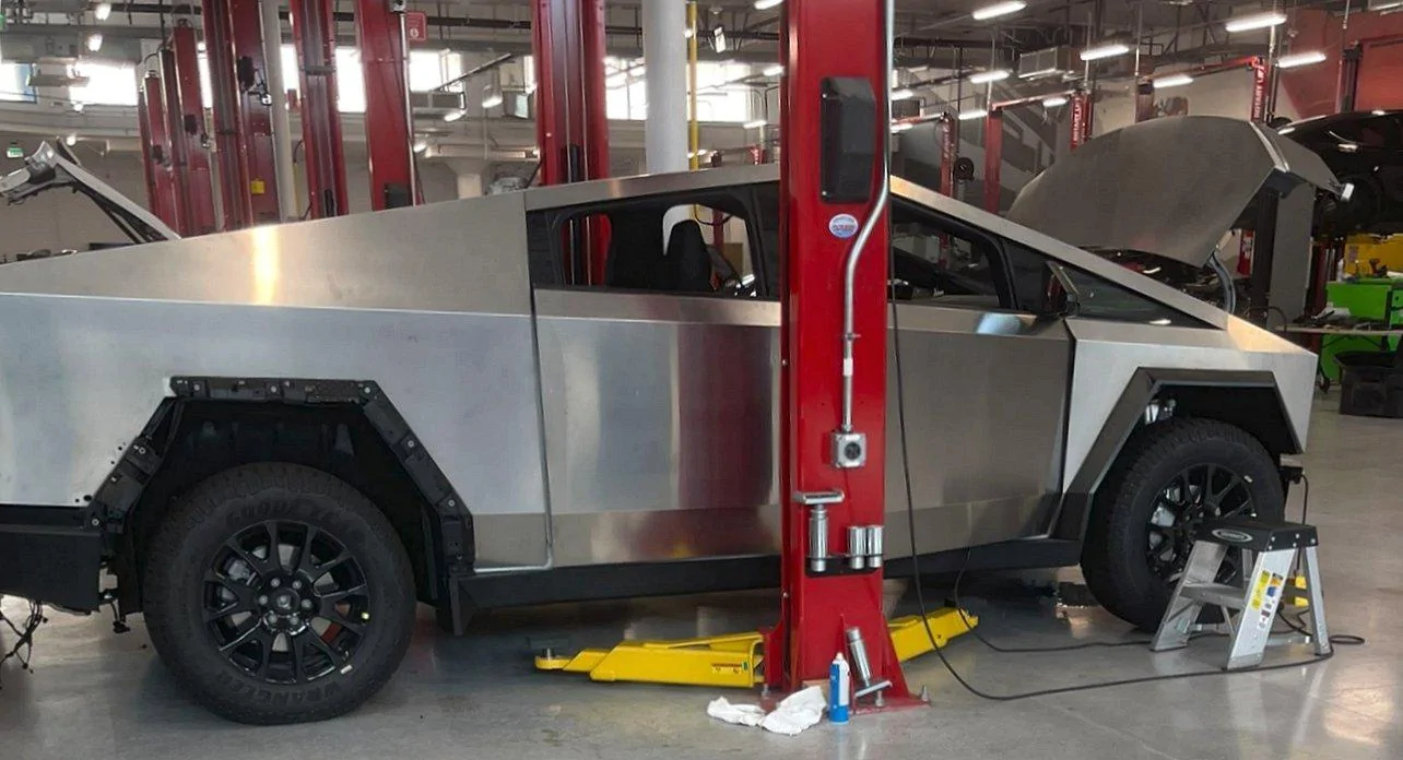 Tesla Cybertruck Cybertruck wrapped like an ICE F-150 🧐 Frunk Open Look (No Tub Installed) hoodu