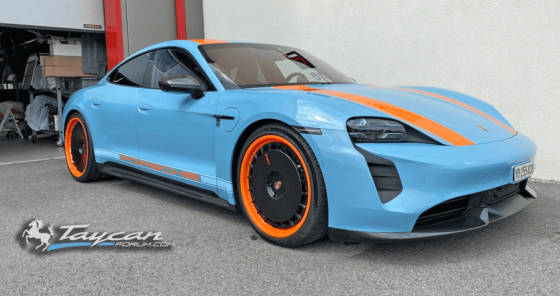 Wrapped Taycan R Gulf Livery HRE WHeels 1.png