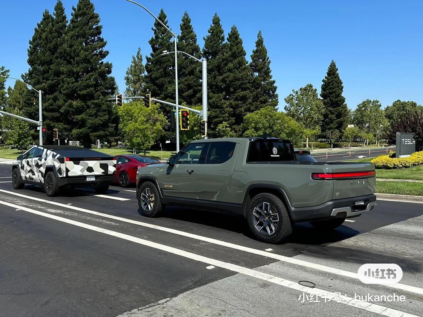 Tesla Cybertruck Cybertruck vs Rivian R1T spotted on street (size comparison look) IMG_1670