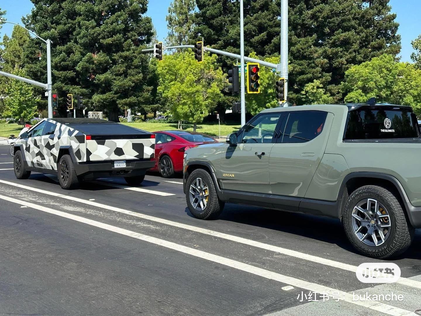 Tesla Cybertruck Cybertruck vs Rivian R1T spotted on street (size comparison look) IMG_1669