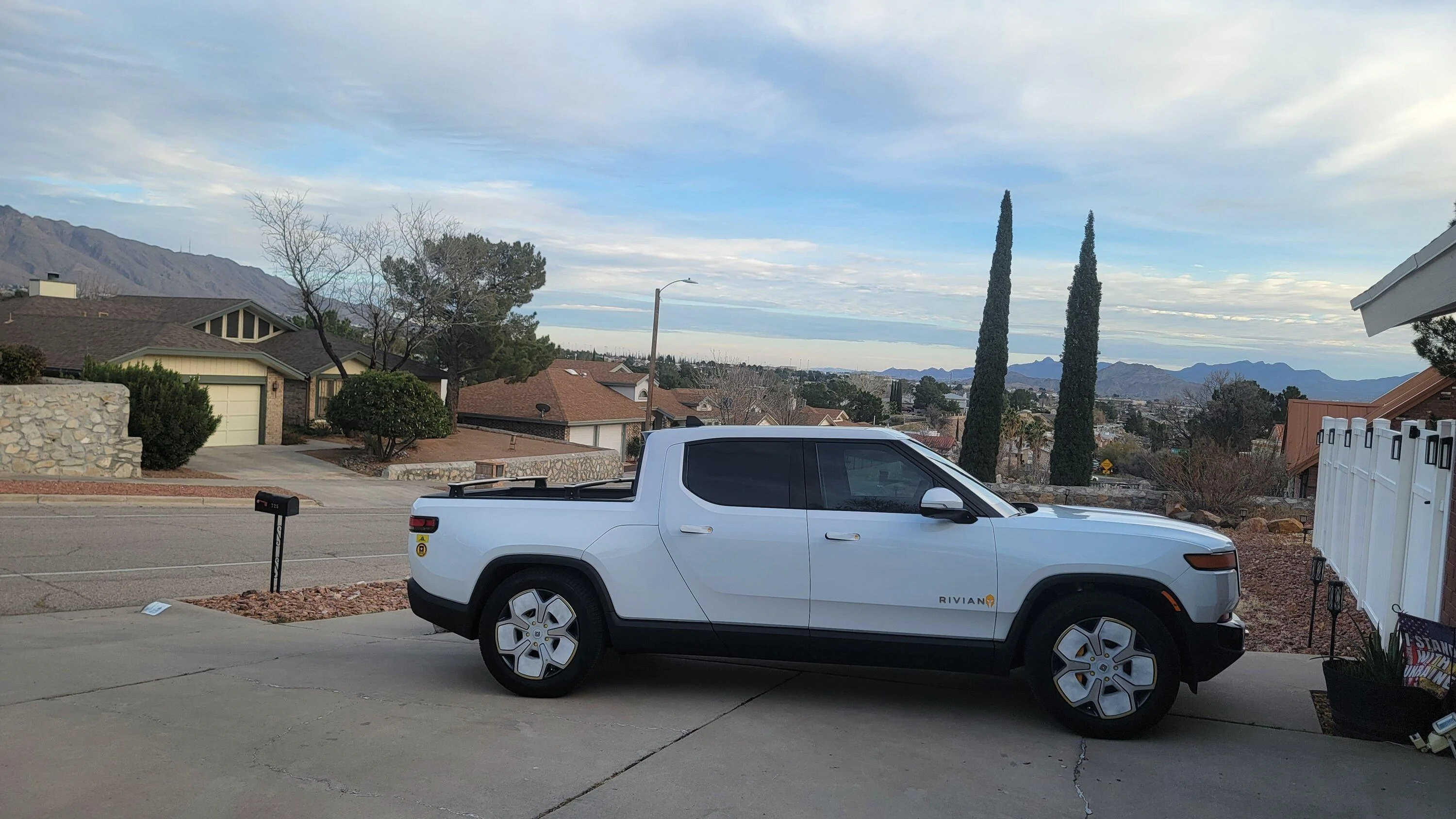 Tesla Cybertruck Cybertruck vs Rivian R1T spotted on street (size comparison look) 20230220_171545
