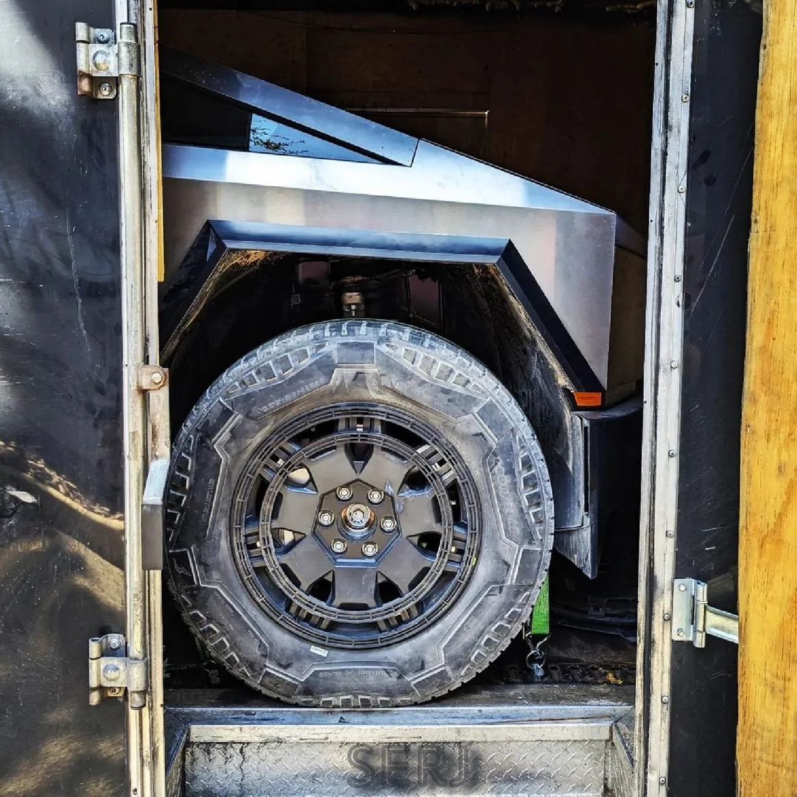Tesla Cybertruck Release Candidate Cybertruck on Trailer - New Premium Wheel Set Photo 7E59E238-73D5-4208-BEA8-232CDEDE0D88