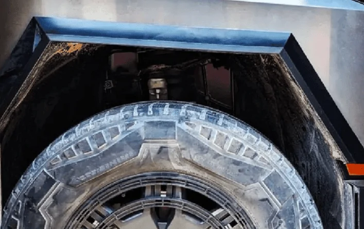 Tesla Cybertruck Release Candidate Cybertruck on Trailer - New Premium Wheel Set Photo 1691585505604