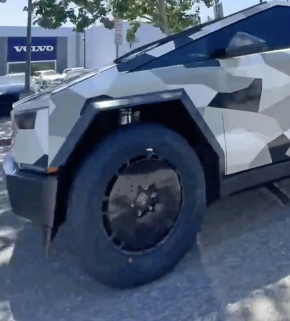 Tesla Cybertruck Release Candidate Cybertruck on Trailer - New Premium Wheel Set Photo 1691589504425