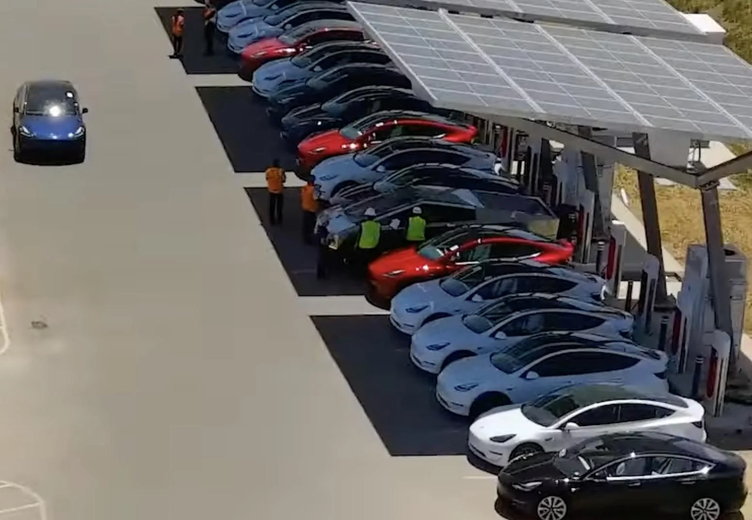 Tesla Cybertruck Another Cybertruck charging today! Size comparison vs. other Teslas (side view) 1691629698864