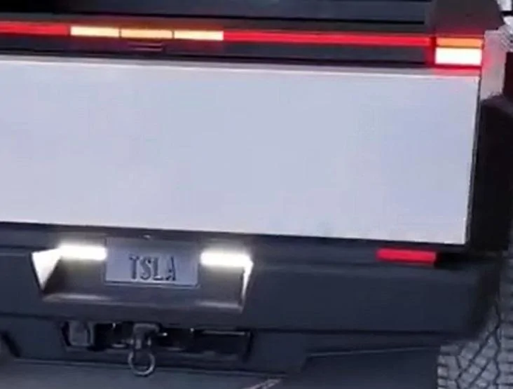 Cybertruck in enclosed trailer w/ folded mirrors + tire size -- video ...