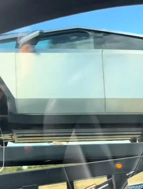 Tesla Cybertruck Tesla Semi trailering a Cybertruck! [Videos] 23497-d53f60228b765876e82cdf8f816c3268
