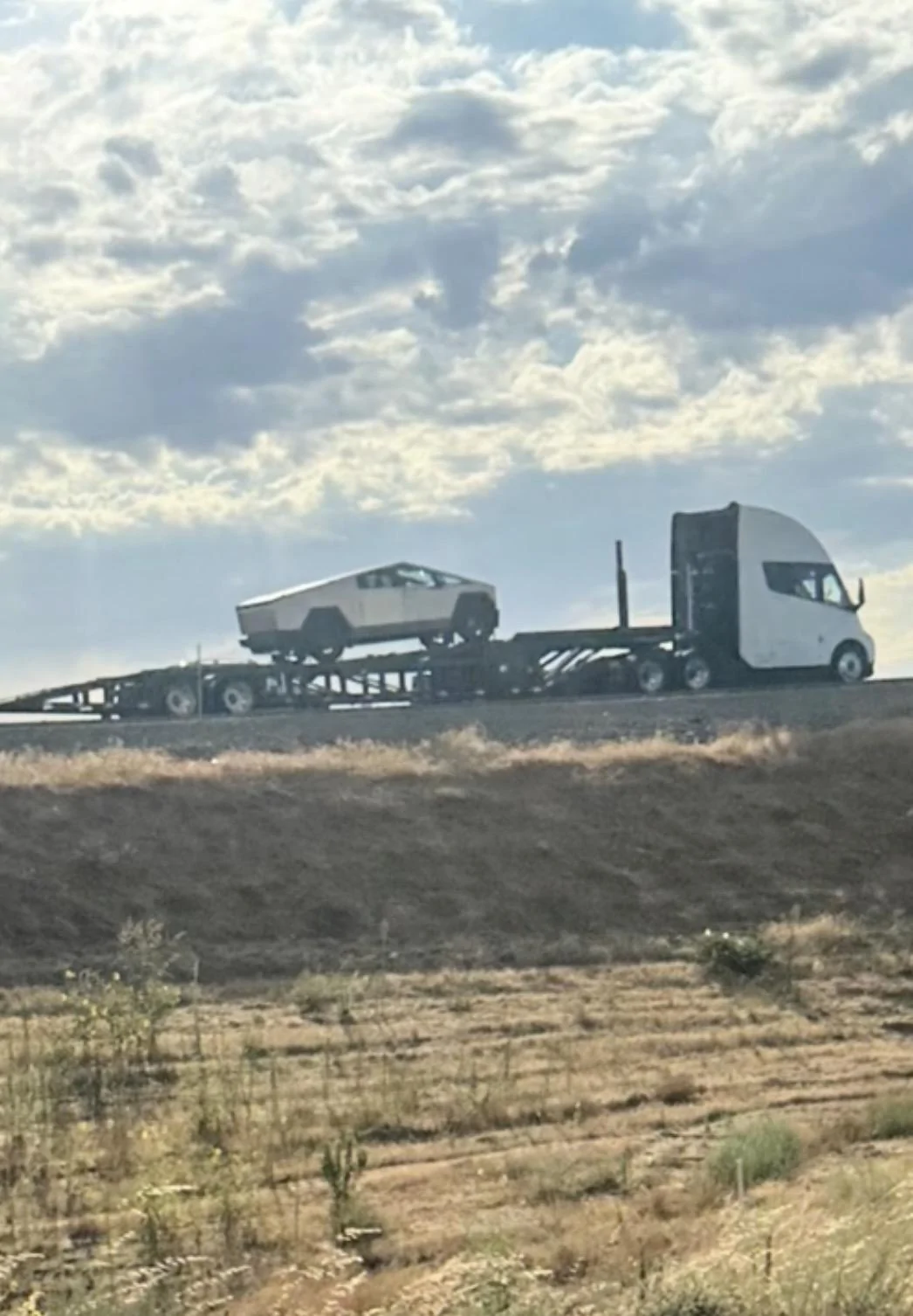 Tesla Cybertruck Tesla Semi trailering a Cybertruck! [Videos] F3SAcAGbkAINW9d