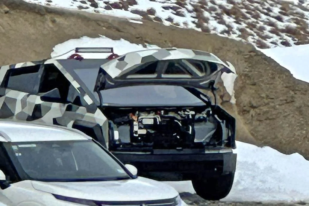 Tesla Cybertruck SHPG Cybertruck with FRUNK OPEN! Great dead on view! Untitled-3