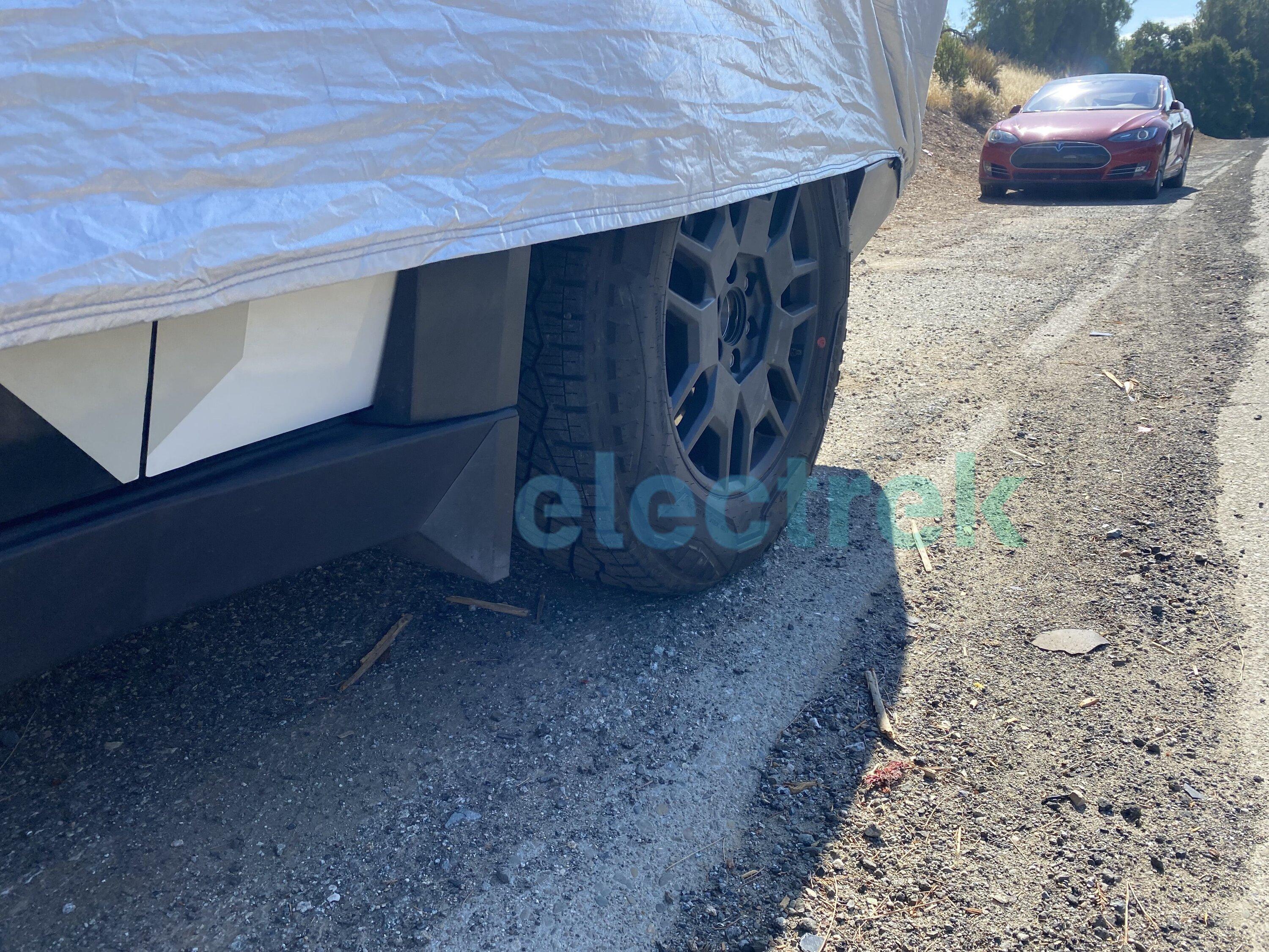 Tesla Cybertruck Cybertruck suspension & underbody closeup pics (from broken down prototype spotted roadside) IMG_7580