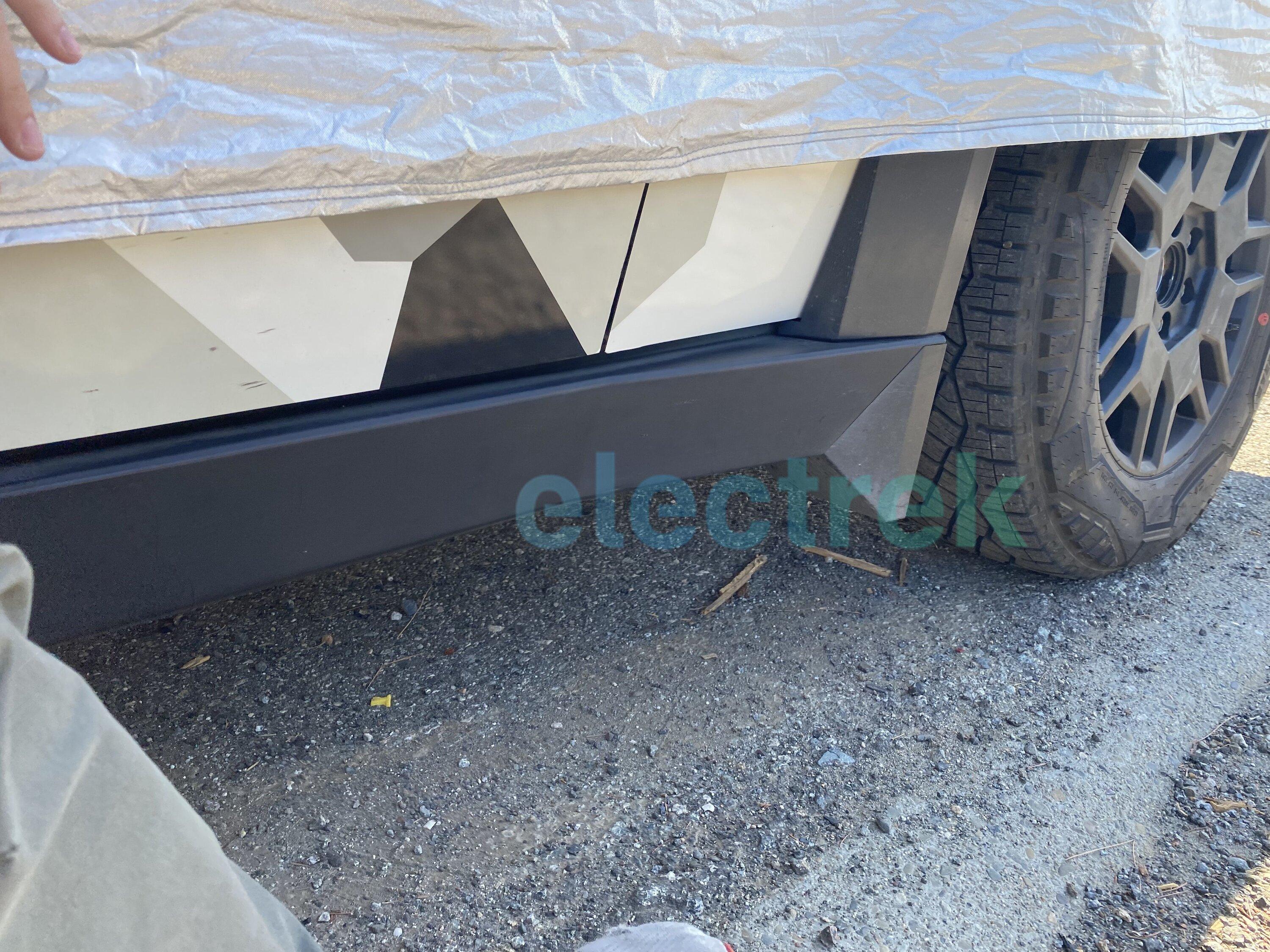 Tesla Cybertruck Cybertruck suspension & underbody closeup pics (from broken down prototype spotted roadside) IMG_7581