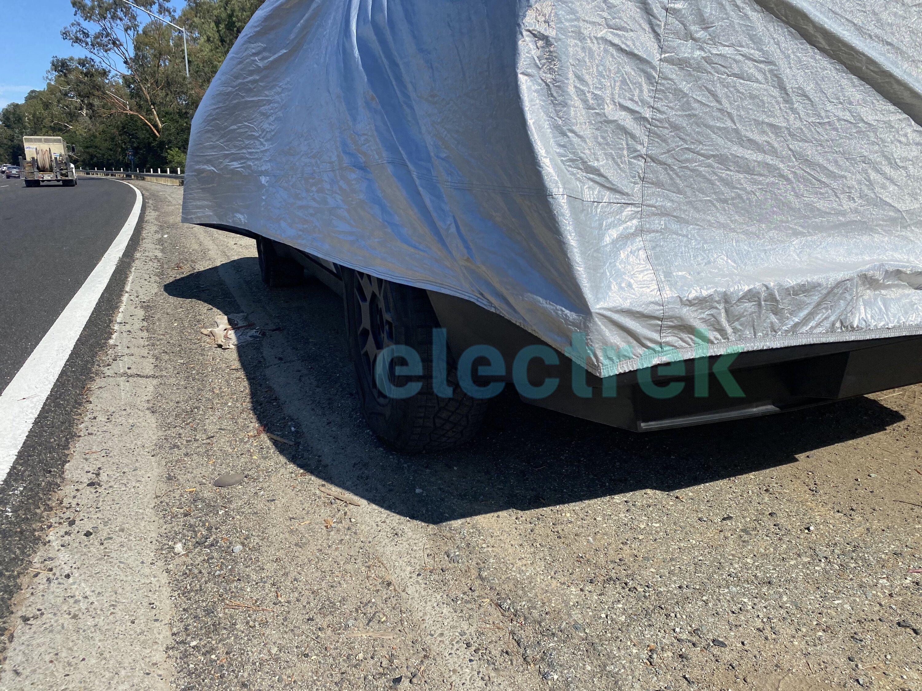Tesla Cybertruck Cybertruck suspension & underbody closeup pics (from broken down prototype spotted roadside) IMG_7577