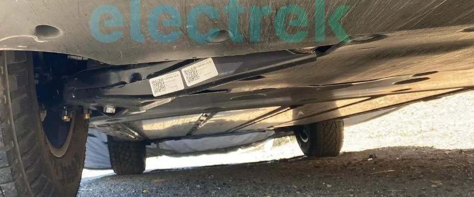 Tesla Cybertruck Ground clearance, Approach Angle, Departure Angle - longer control arms DQguFL4