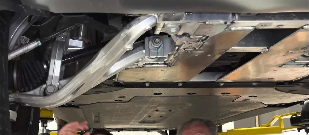 Tesla Cybertruck Ground clearance, Approach Angle, Departure Angle - longer control arms bwyIdL
