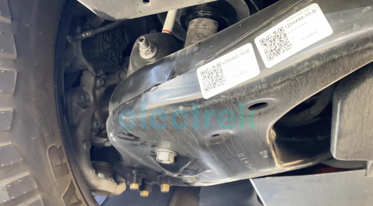 Tesla Cybertruck Cybertruck suspension & underbody closeup pics (from broken down prototype spotted roadside) Screenshot-2023-08-11-at-3.57.59-PM