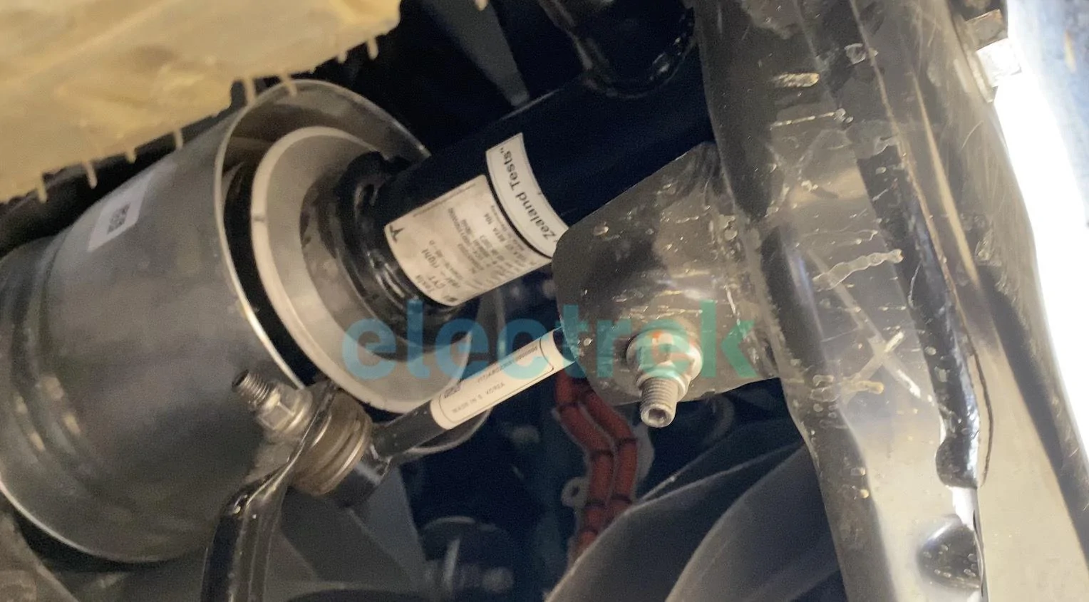 Tesla Cybertruck Cybertruck suspension & underbody closeup pics (from broken down prototype spotted roadside) Screenshot-2023-08-11-at-3.58.30-PM