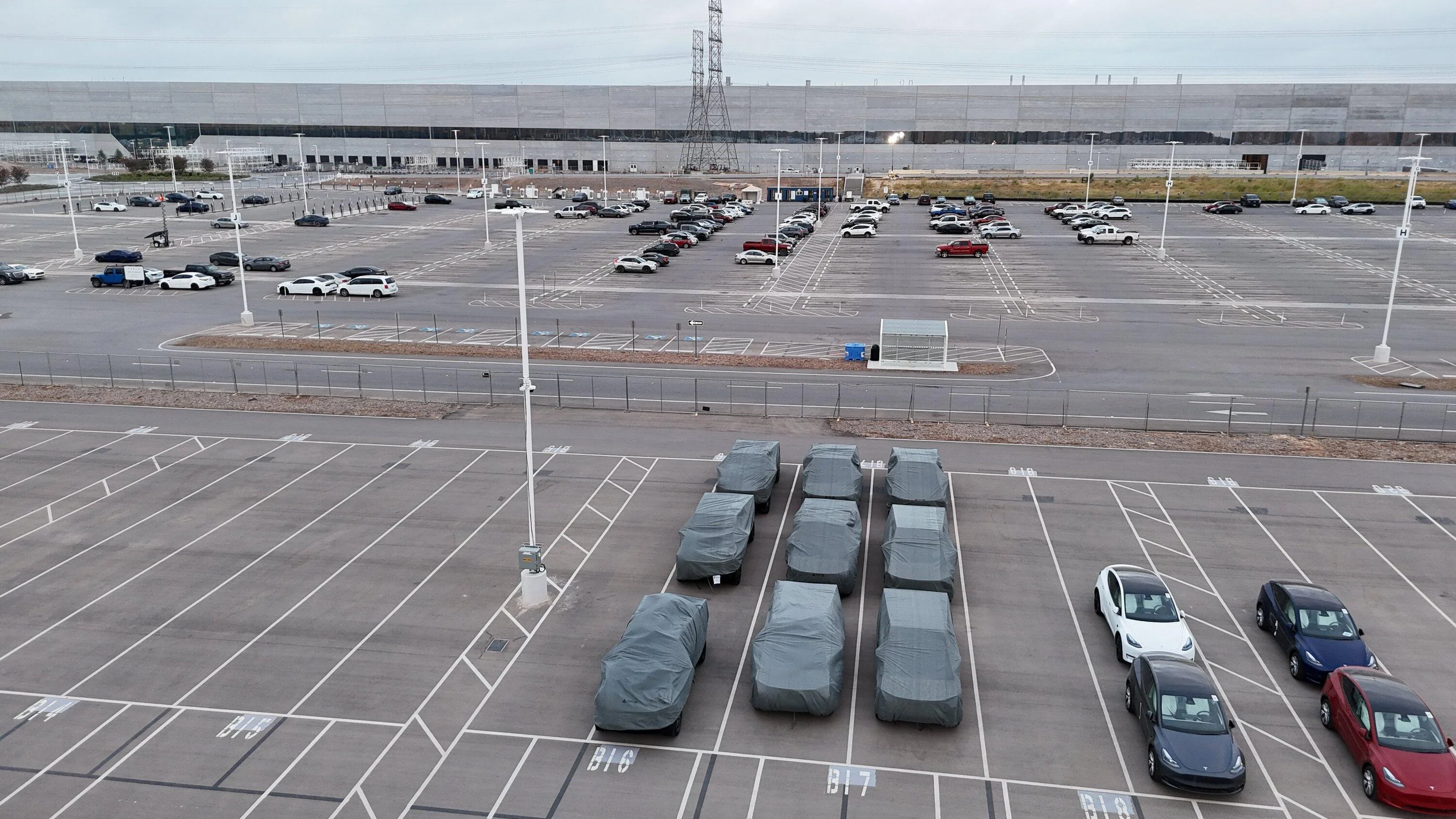 Tesla Cybertruck NINE Cybertrucks shipping out! Flyover sighting by Joe Tegtmeyer F3aWE2xWgAAGunG