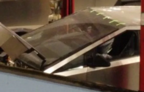 Tesla Cybertruck NINE Cybertrucks shipping out! Flyover sighting by Joe Tegtmeyer fs3GNSC