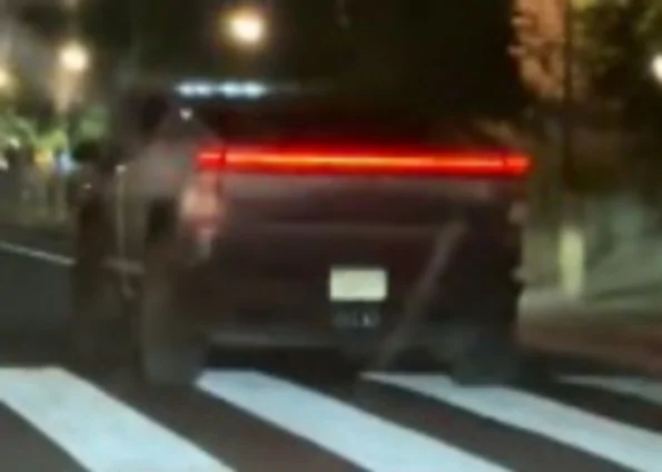 Tesla Cybertruck Best look yet at Cybertruck rear light bar / brake light / turn signal in action (night video 8/15/23) crdxlcB