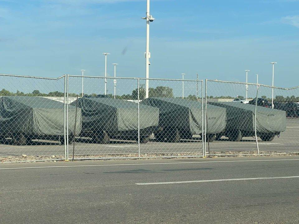 Tesla Cybertruck NINE Cybertrucks shipping out! Flyover sighting by Joe Tegtmeyer F3laCofXkAAp7Hk