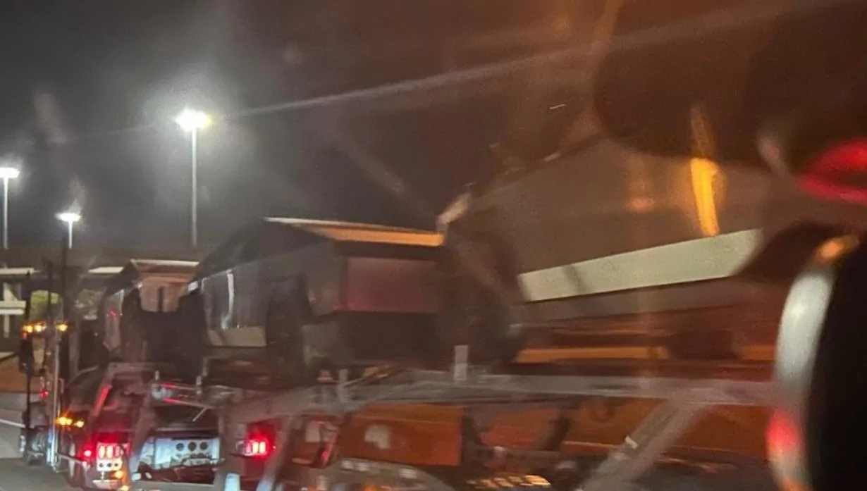 Tesla Cybertruck Semis transporting Cybertrucks spotted on freeway xWs33cy