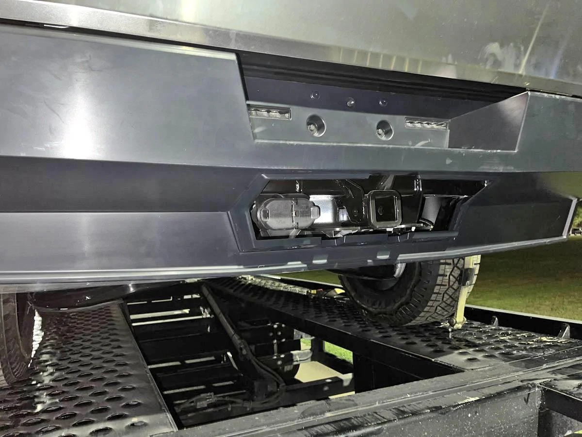 Tesla Cybertruck Crash Tested Cybertruck Parked at Arkansas Hampton Inn Overnight [Interior + Exterior Pics] F3ooQ7EW8AAKjVY