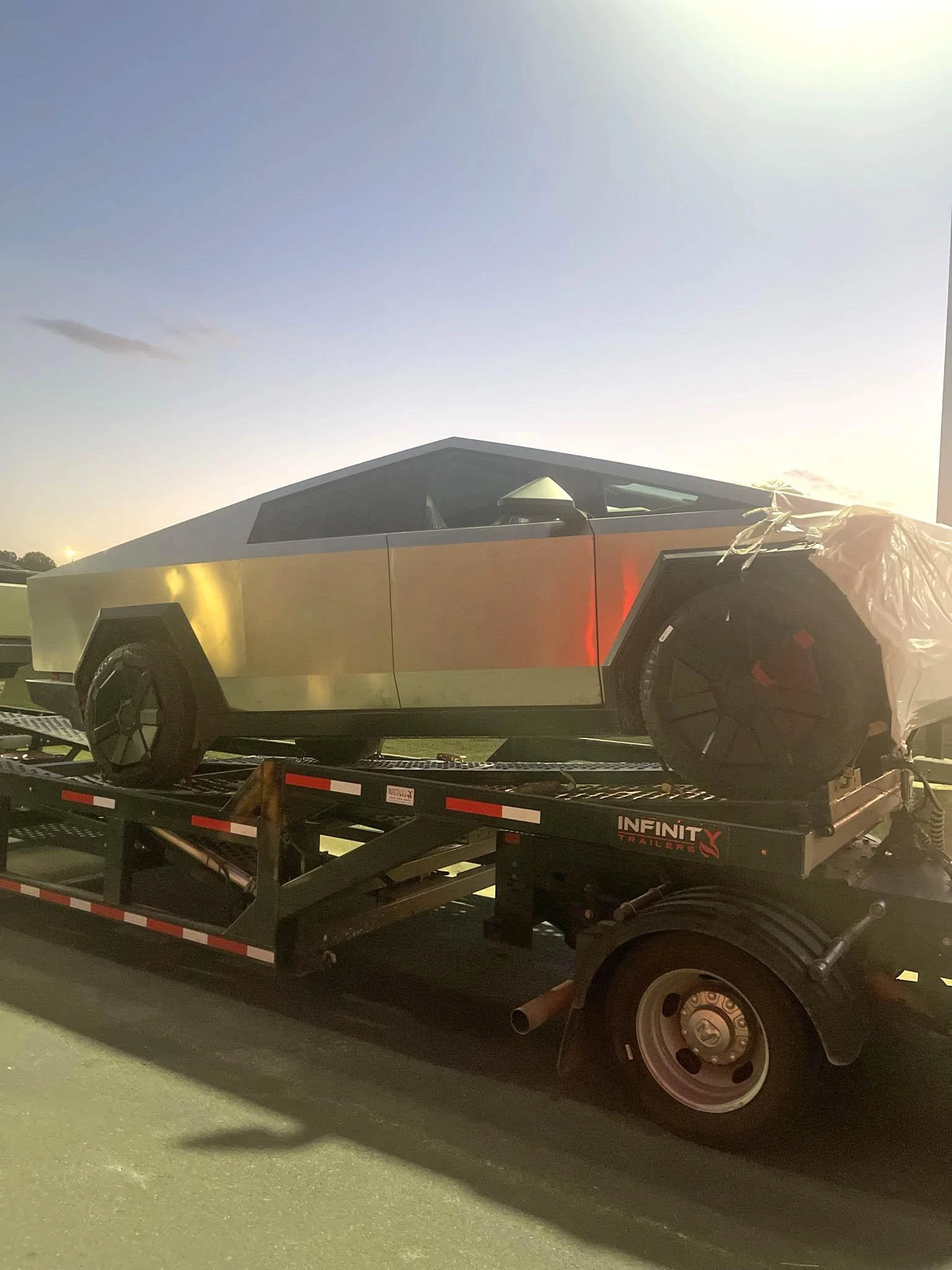 Tesla Cybertruck Crash Tested Cybertruck Parked at Arkansas Hampton Inn Overnight [Interior + Exterior Pics] F3naNfbXoAA7FAM