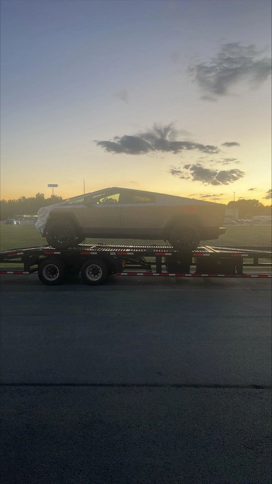 Tesla Cybertruck Crash Tested Cybertruck Parked at Arkansas Hampton Inn Overnight [Interior + Exterior Pics] F3naNfaXsAAVZVQ