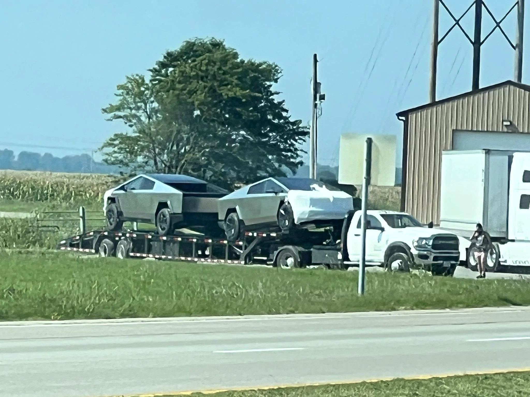 Tesla Cybertruck Semis transporting Cybertrucks spotted on freeway F3qUld0XEAAUB3