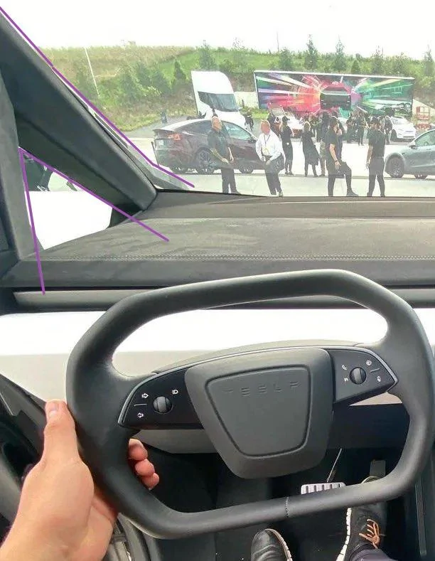 Tesla Cybertruck Video: Cybertruck driving in full daylight @ Giga Texas; good acceleration and turning radius (8/16/23) UgRAxAA
