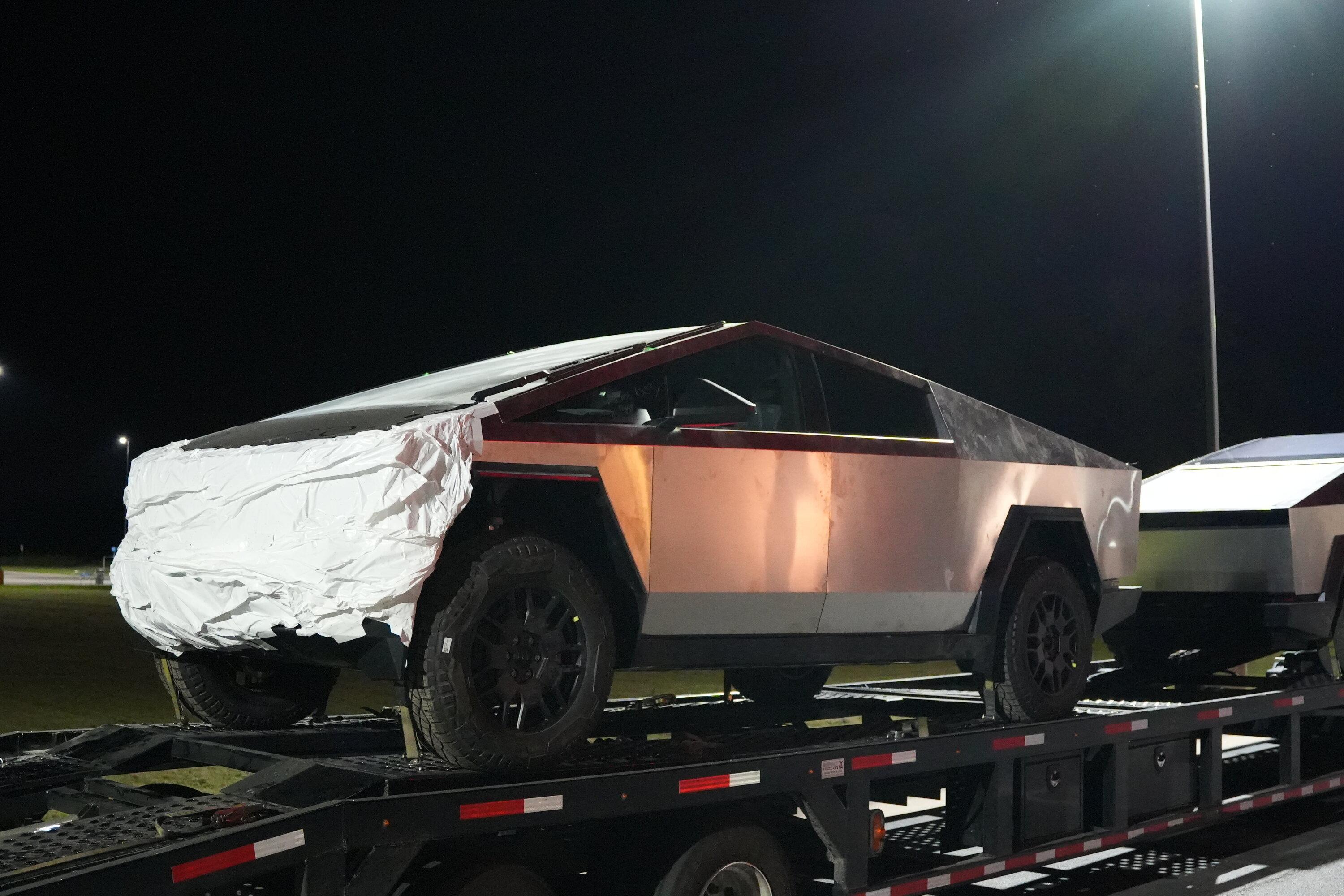 Tesla Cybertruck Crash Tested Cybertruck Parked at Arkansas Hampton Inn Overnight [Interior + Exterior Pics] DSC07246.JPG