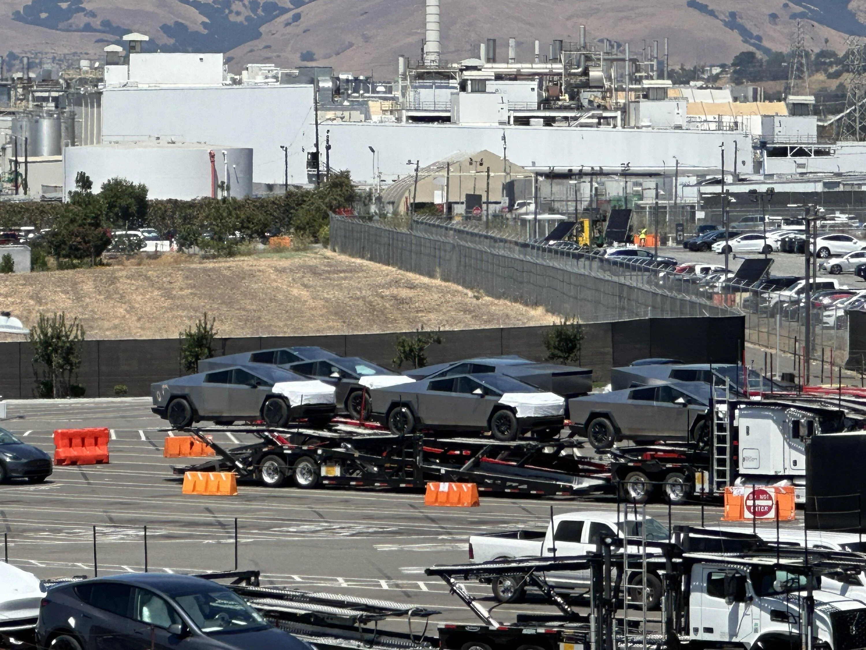 Tesla Cybertruck 9 Cybertrucks just arrived at Tesla Fremont factory today 8/17 7gxbb8a5gqib1