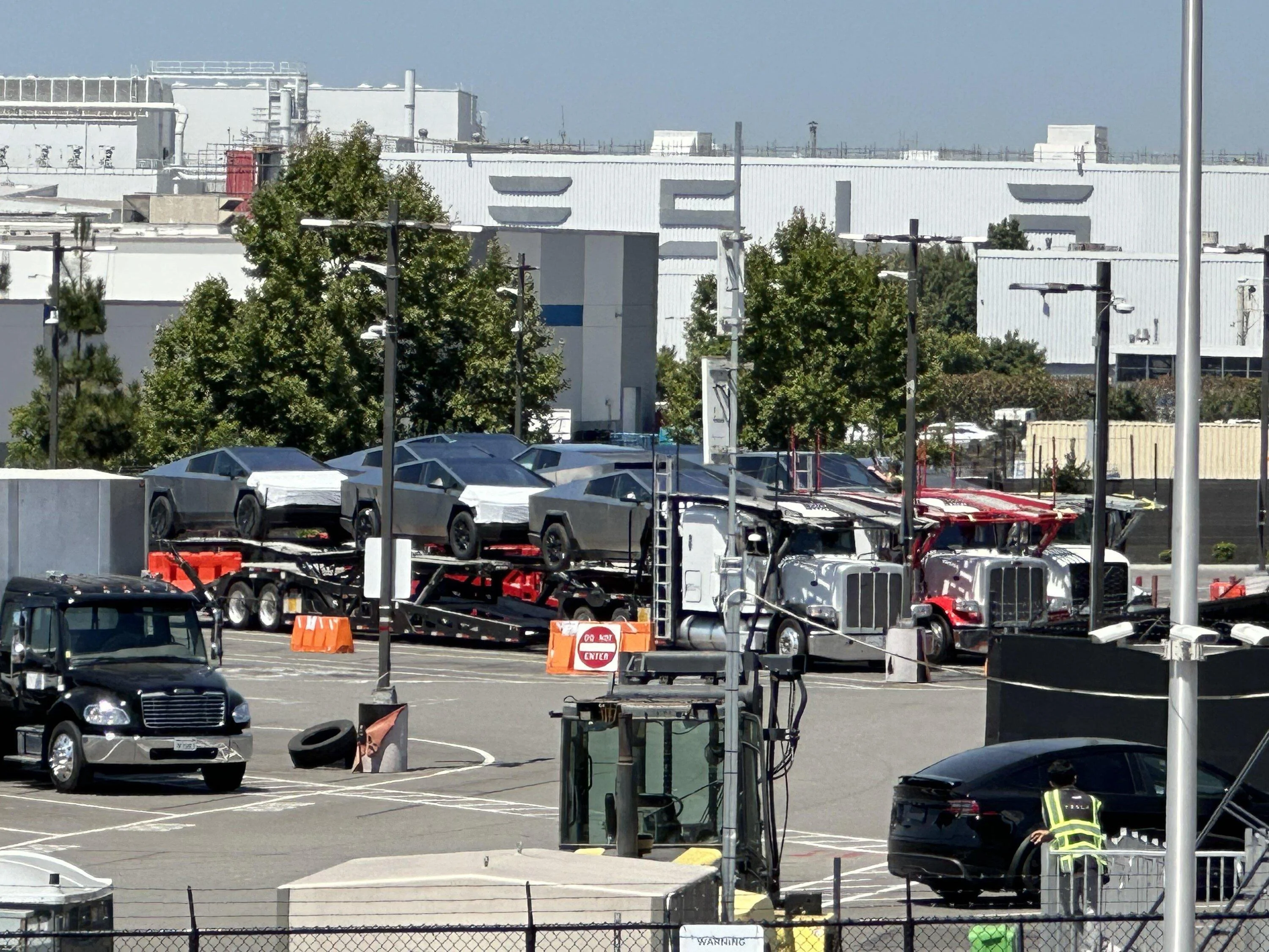 Tesla Cybertruck 9 Cybertrucks just arrived at Tesla Fremont factory today 8/17 ks3hi8a5gqib1