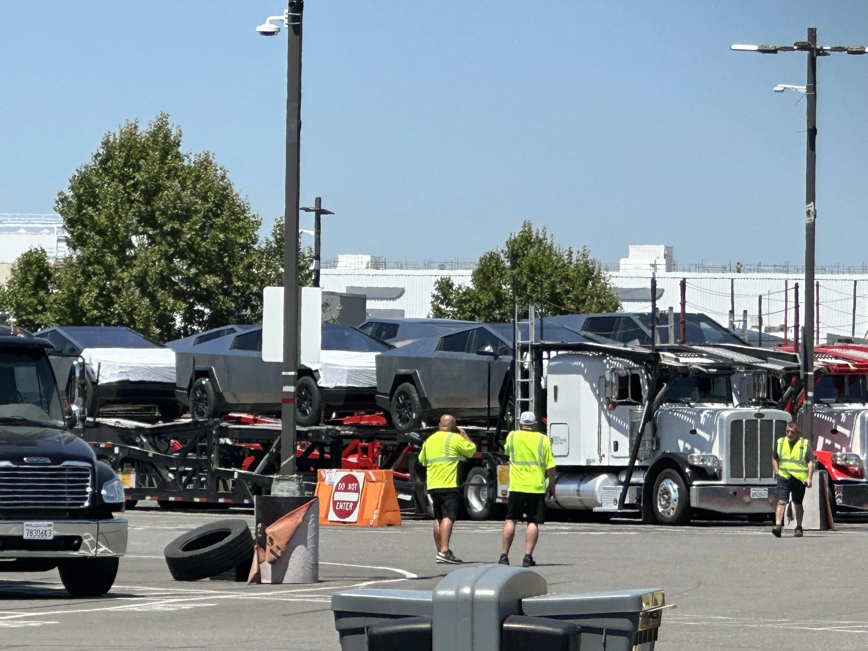 Tesla Cybertruck 9 Cybertrucks just arrived at Tesla Fremont factory today 8/17 3dxfq8a5gqib1