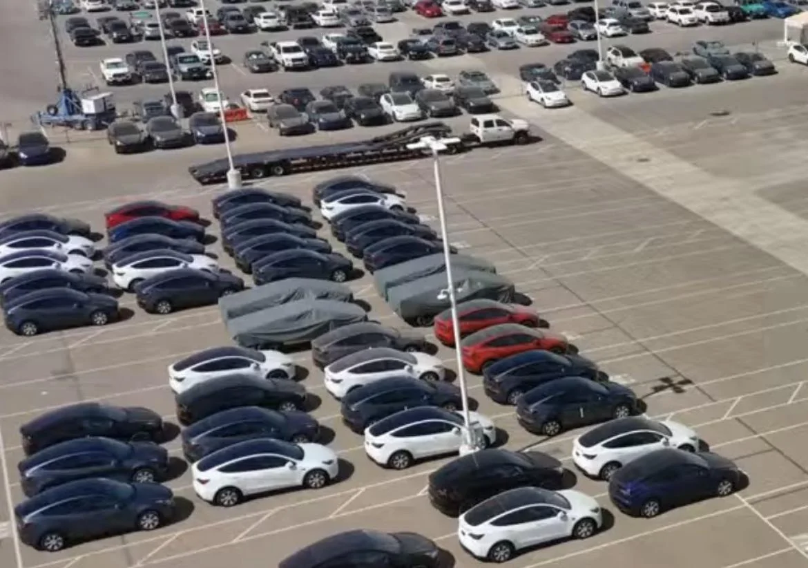 Tesla Cybertruck NINE Cybertrucks shipping out! Flyover sighting by Joe Tegtmeyer 0r3sxr5dnrib1