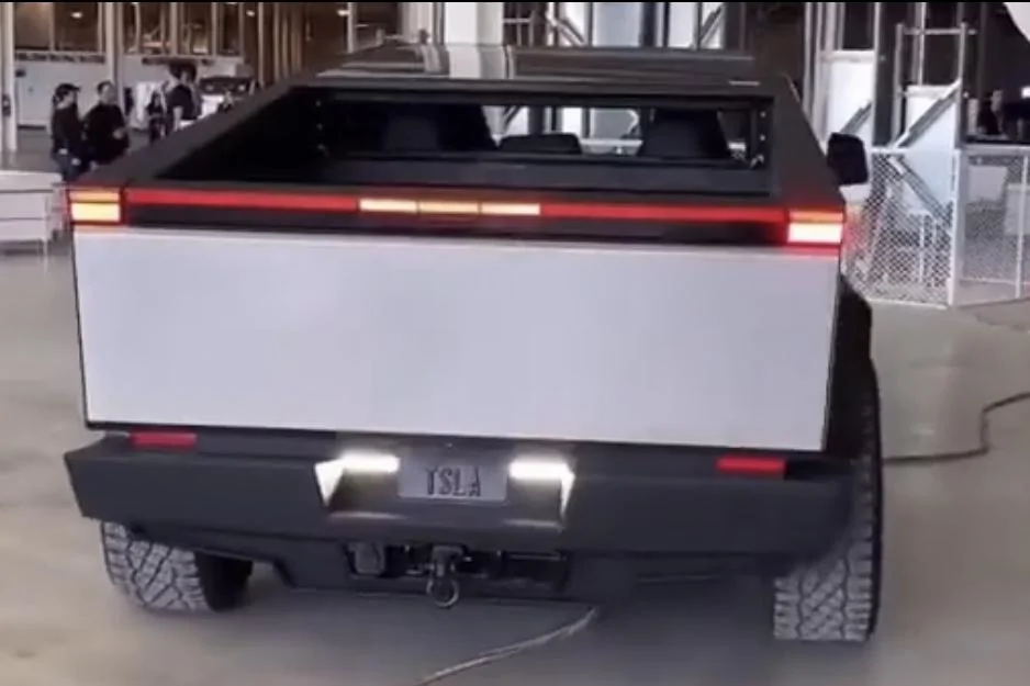 Tesla Cybertruck Cybertruck Night Footage ALL lights!! FAD69E13-4054-4058-A2AD-C8B32FE0D56E