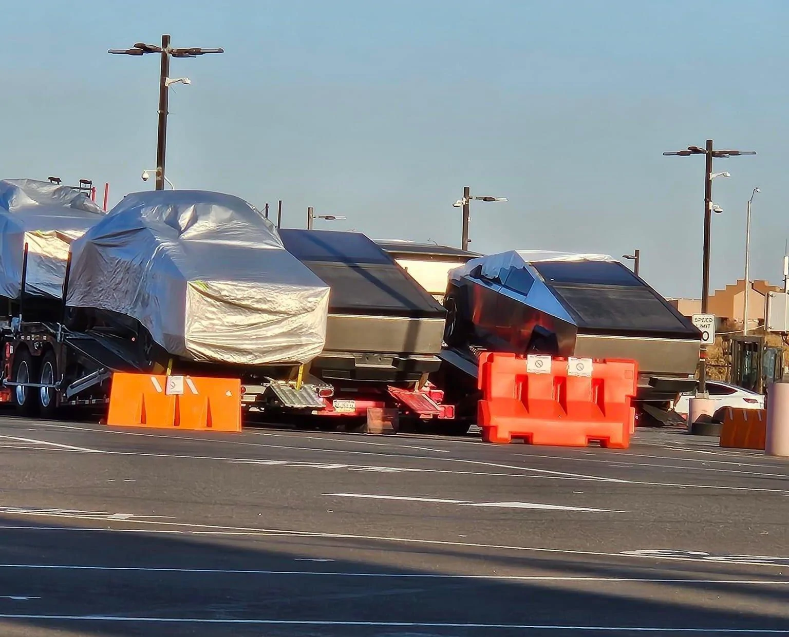 Tesla Cybertruck 9 Cybertrucks just arrived at Tesla Fremont factory today 8/17 F3ywjX3acAAUUEm