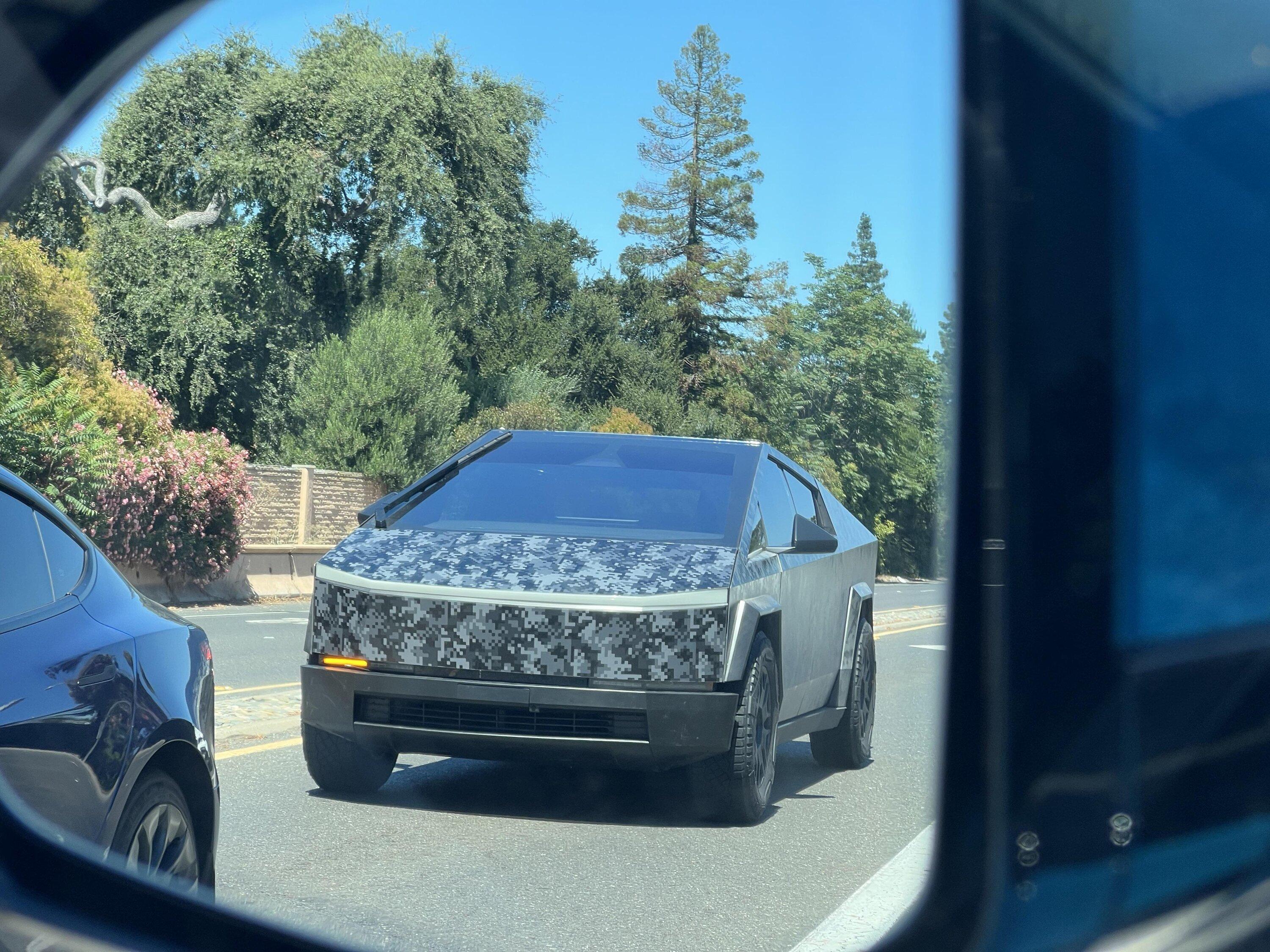 Tesla Cybertruck New dark digital camo + tinted Cybertruck appears on the 280 in CA! 🤳 7e17z5q1csib1