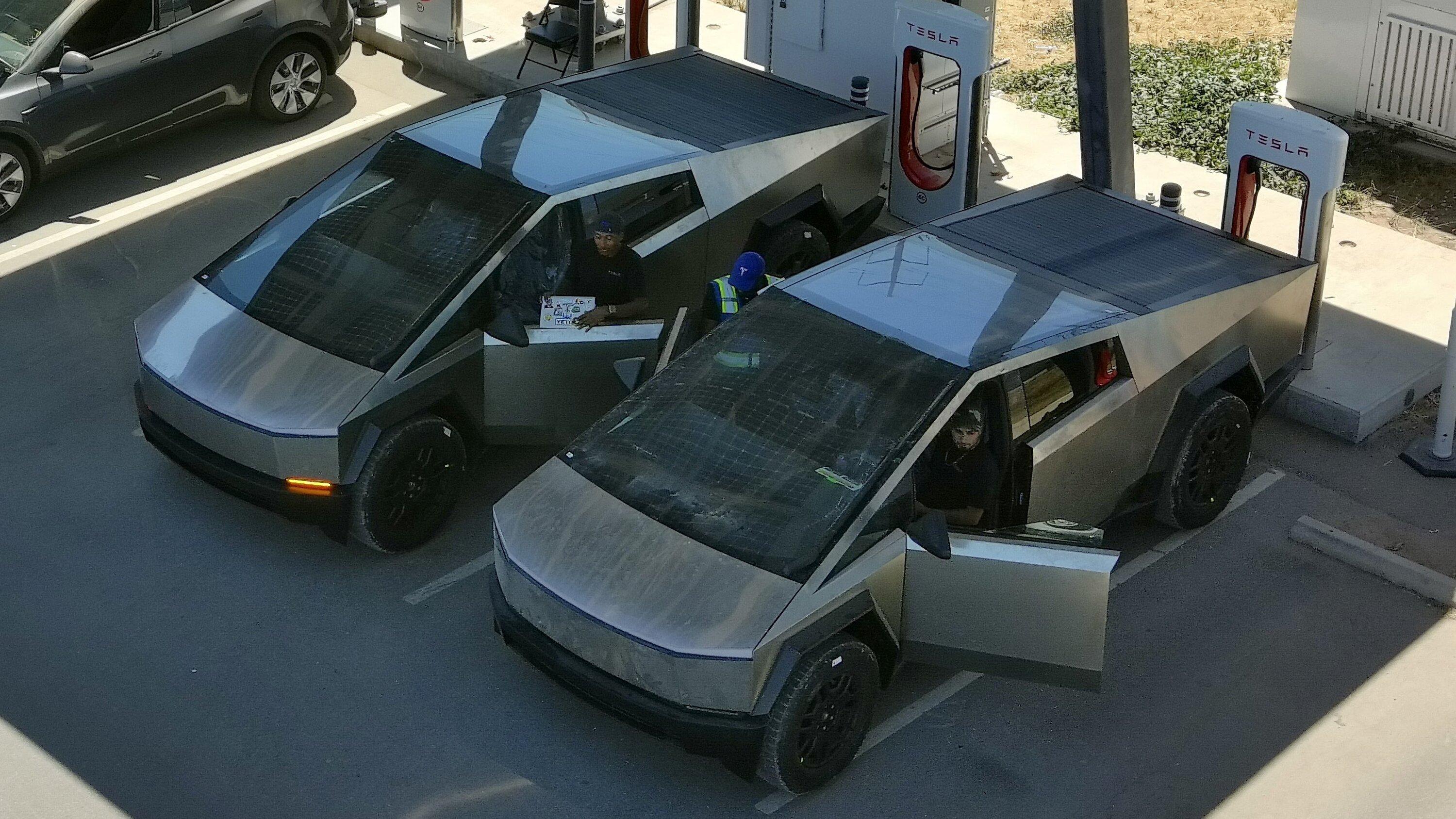 Tesla Cybertruck Another Cybertruck charging today! Size comparison vs. other Teslas (side view) F31uK0NWgAAC8Qb