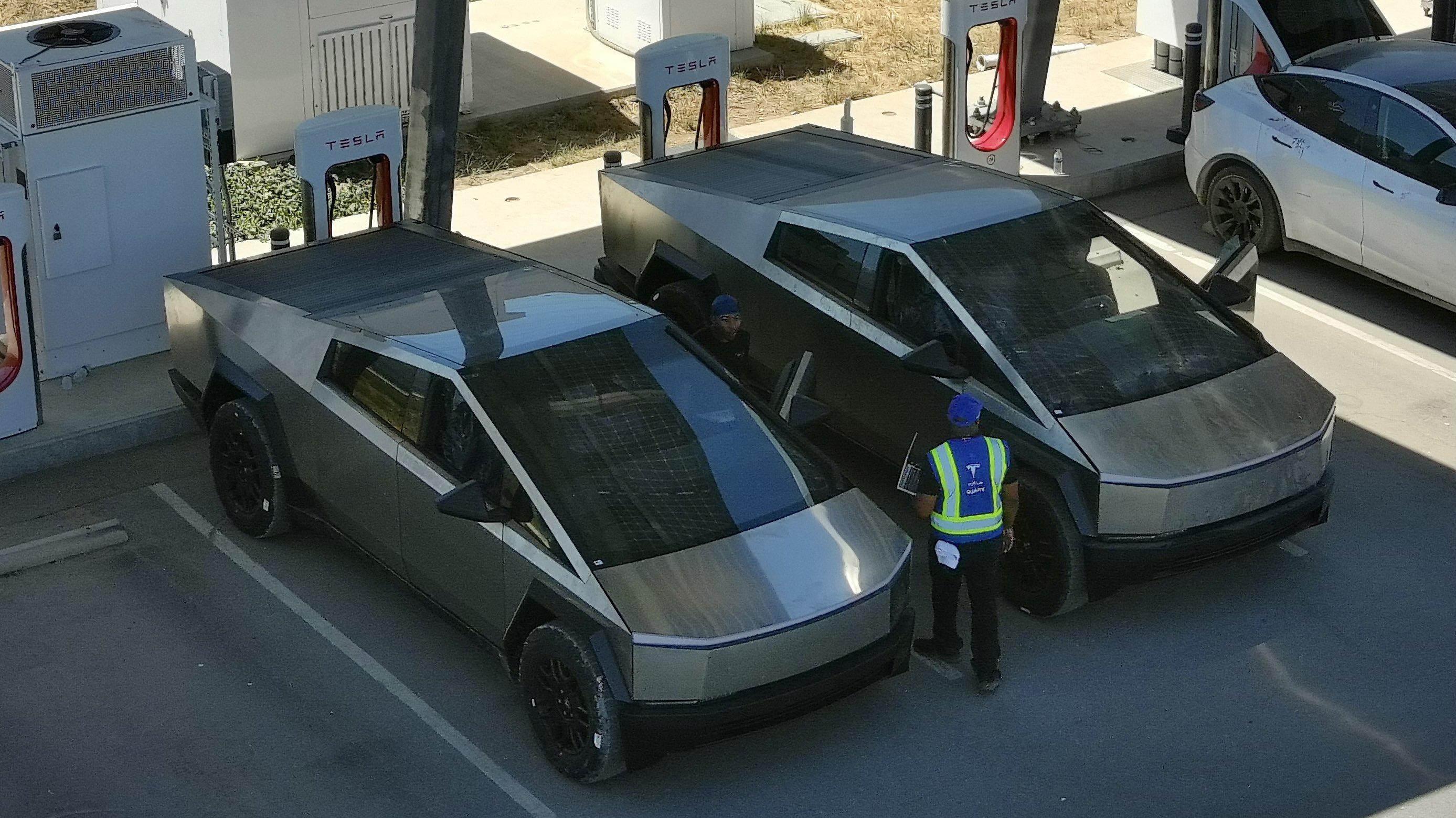 Tesla Cybertruck Another Cybertruck charging today! Size comparison vs. other Teslas (side view) F31uK0KWYAAHi3P