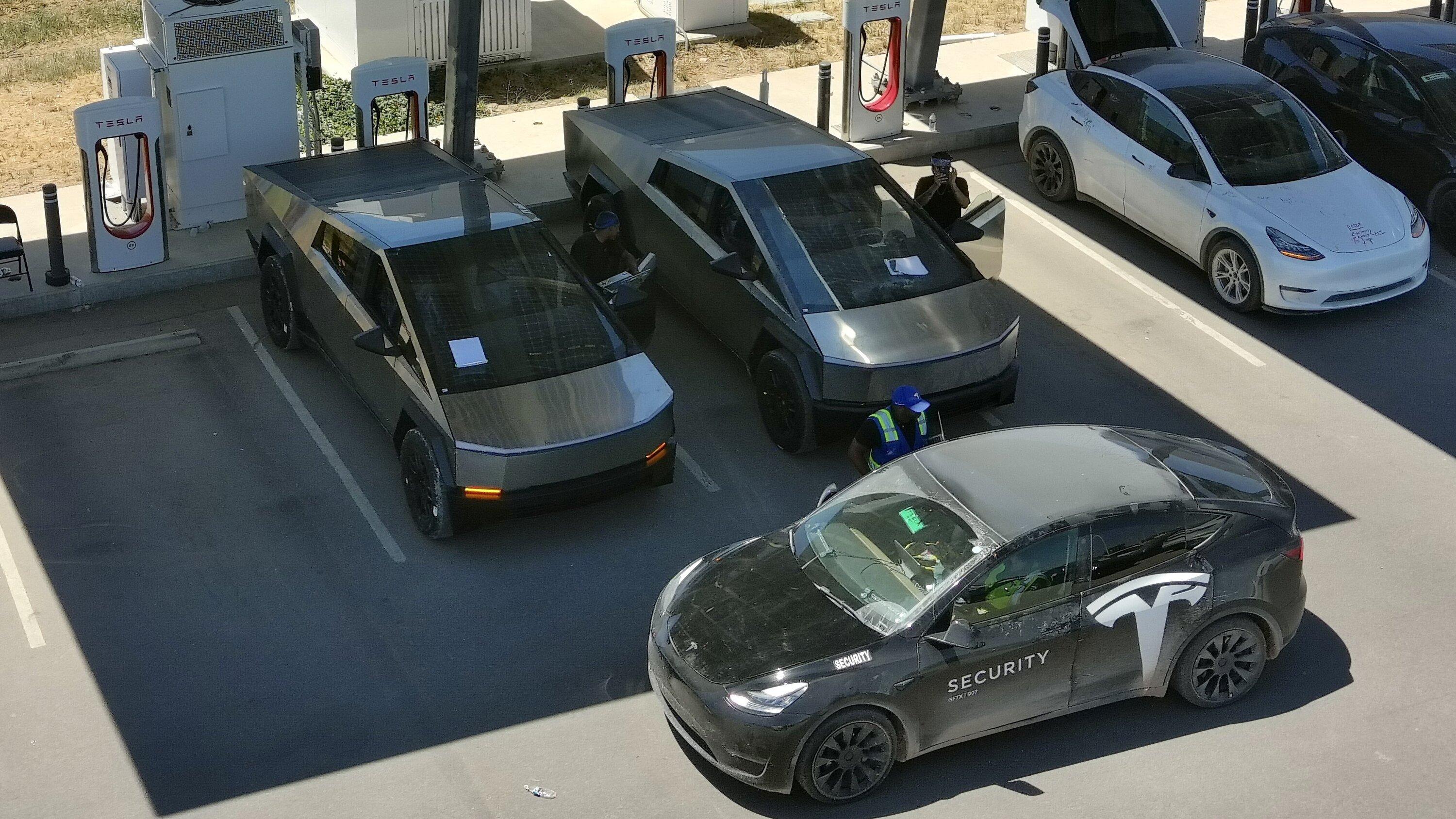 Tesla Cybertruck Another Cybertruck charging today! Size comparison vs. other Teslas (side view) F31uK0LW8AALmhC