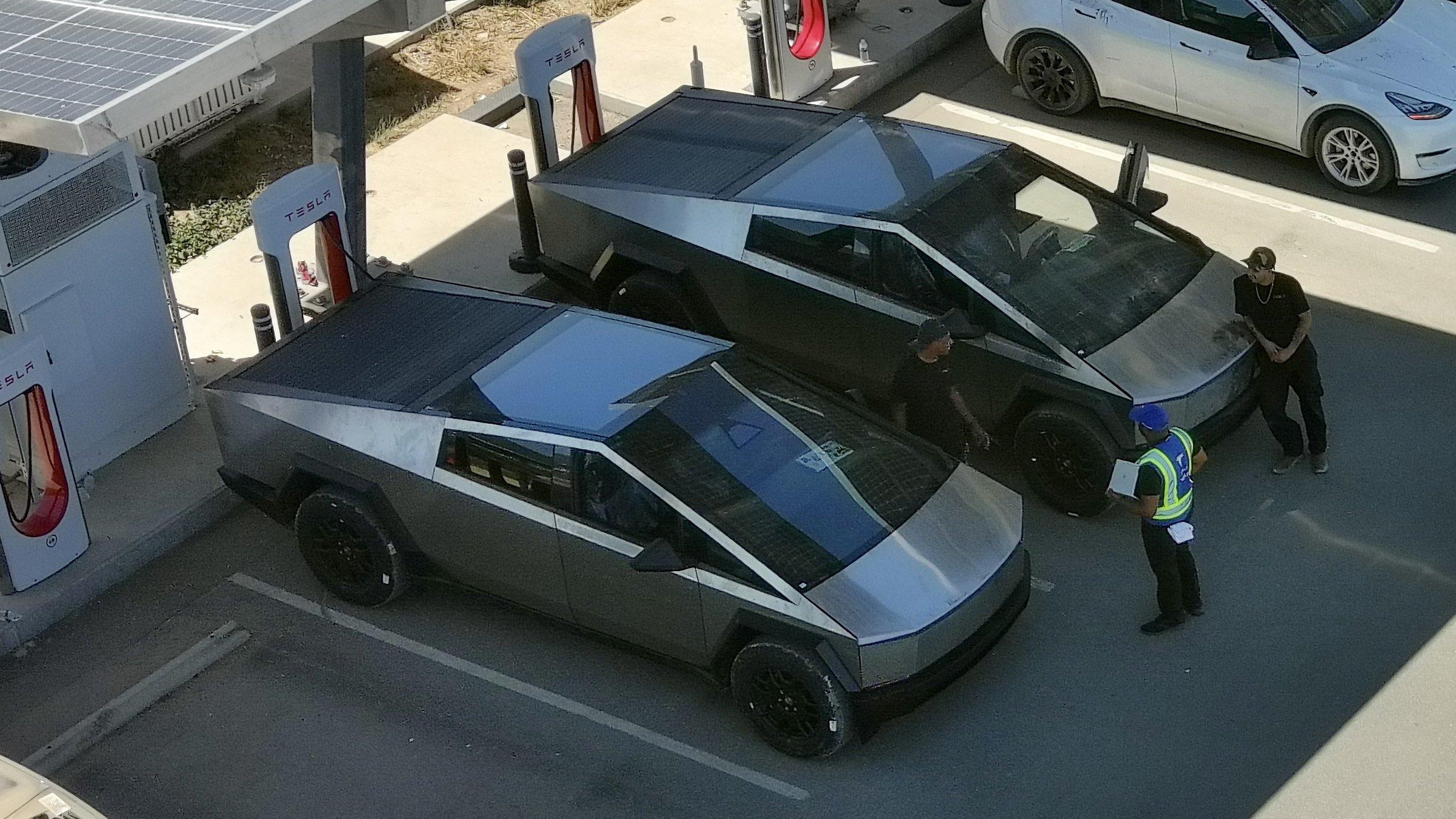 Tesla Cybertruck Another Cybertruck charging today! Size comparison vs. other Teslas (side view) F31uK0MWAAAZzpU
